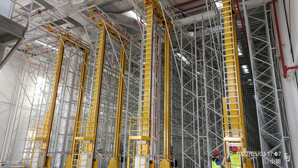 Almacén automatizado de estanterías altas