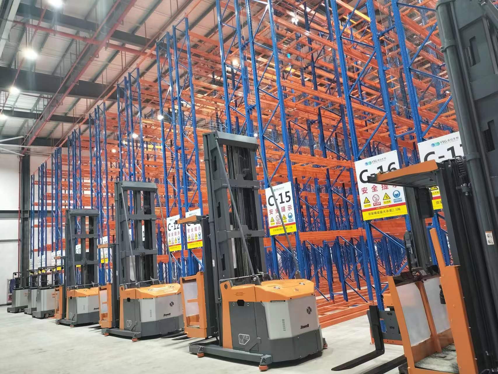 Caso de éxito: sistema de estanterías para pasillo estrecho en la industria cosmética