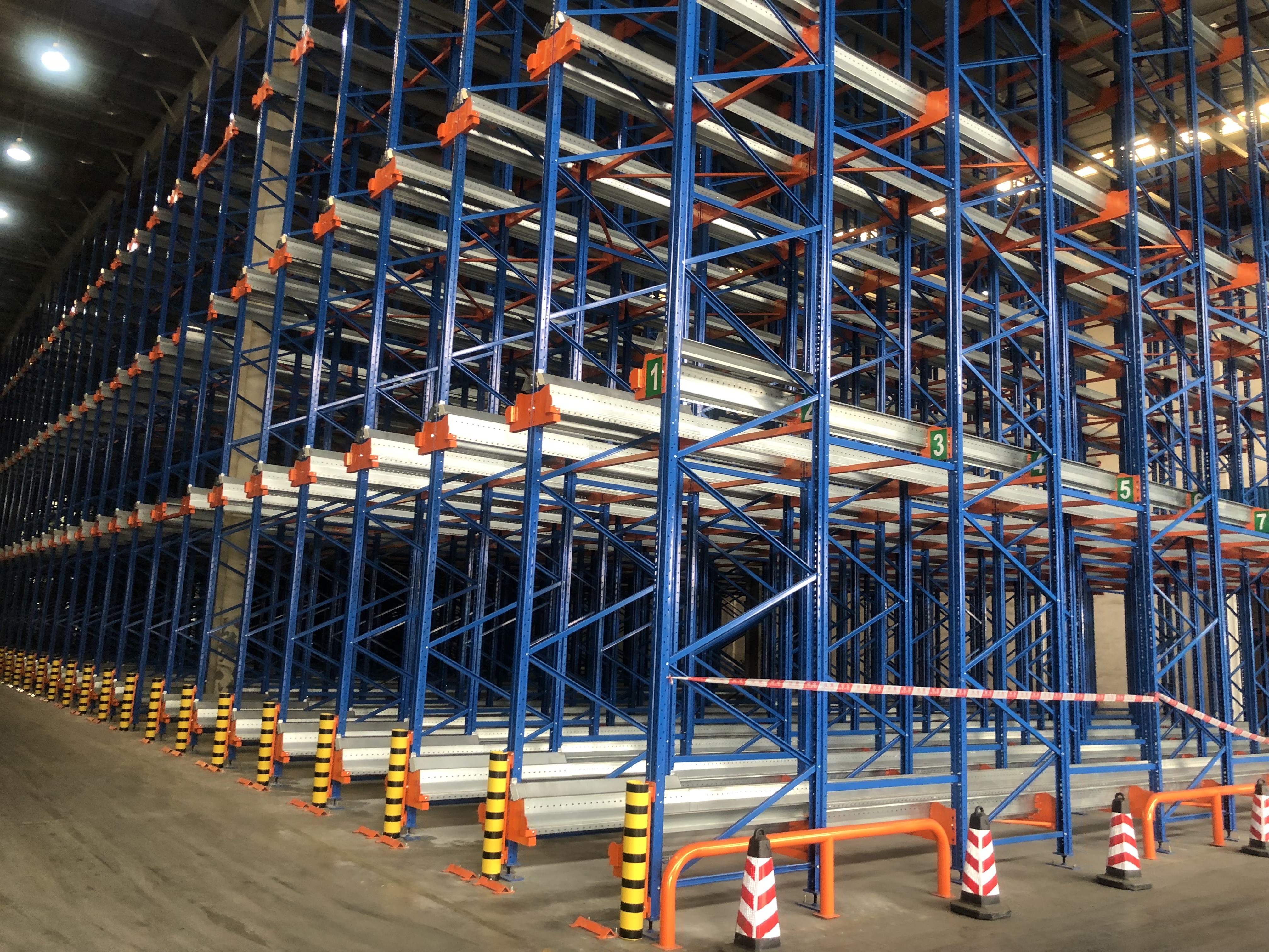 Caso de proyecto: estanterías shuttle para almacenamiento logístico