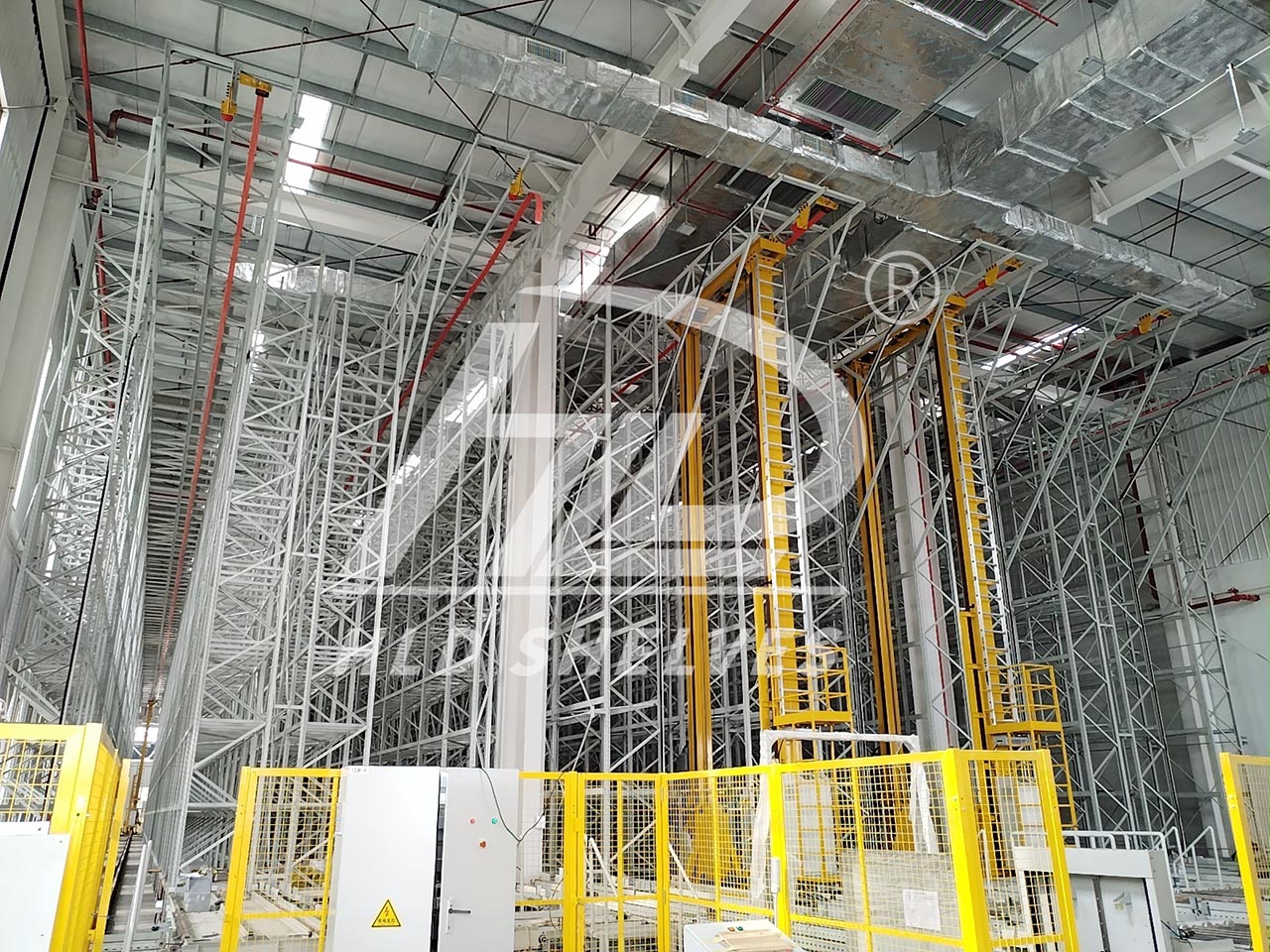 Almacén automatizado de estanterías altas